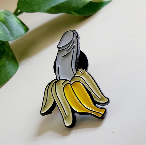 None Jewelry - 1" Cute Peni* Banana D*ck Head Lapel Hat Purse Pin. What a fun little statement!